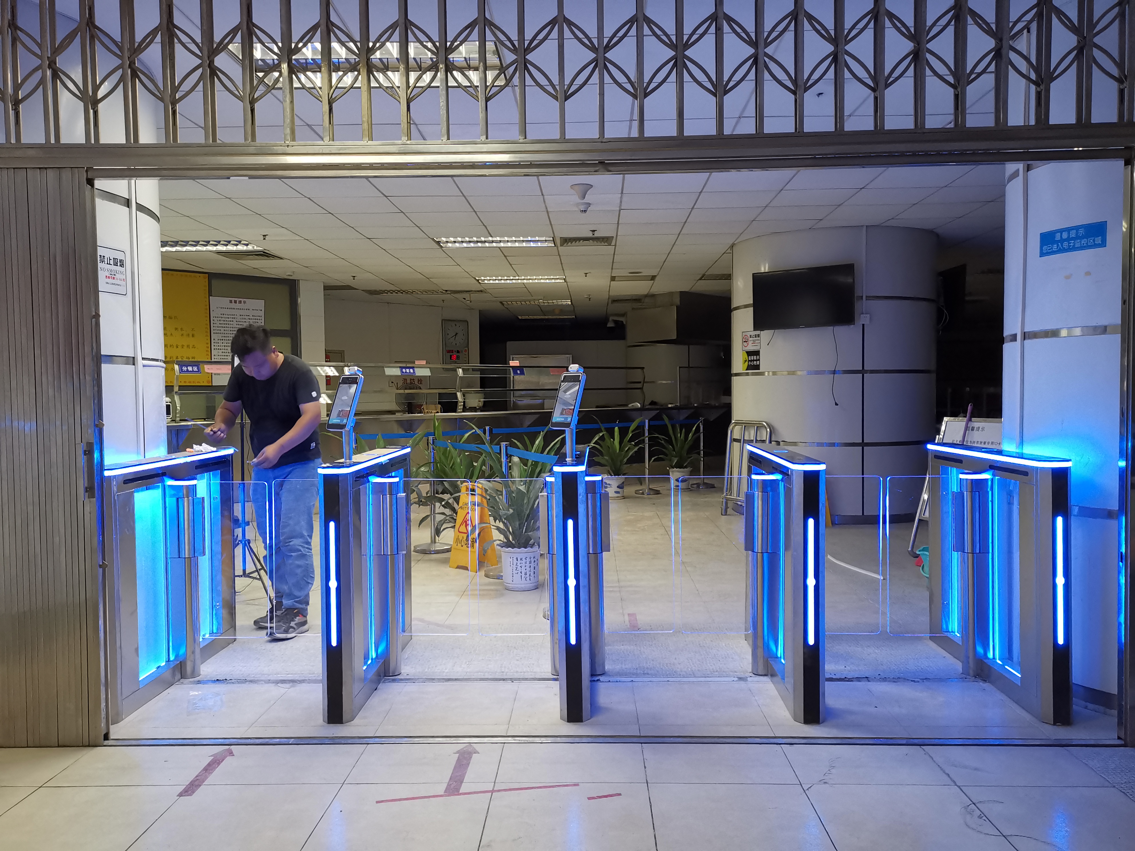 行人通道门禁 速通门jbc8500 产品描述:人脸3d识别一体机 通道专用